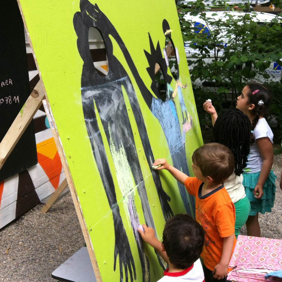 des enfants dessinent sur un tableau noir 